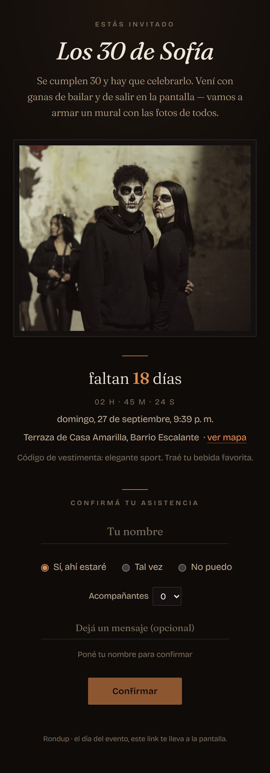 La página de invitación en el celular: el nombre del evento en tipografía serif, una foto de portada, la cuenta regresiva «faltan 18 días», la fecha y el lugar con enlace al mapa, y el formulario para confirmar asistencia con las opciones Sí, Tal vez y No, número de acompañantes y un mensaje.