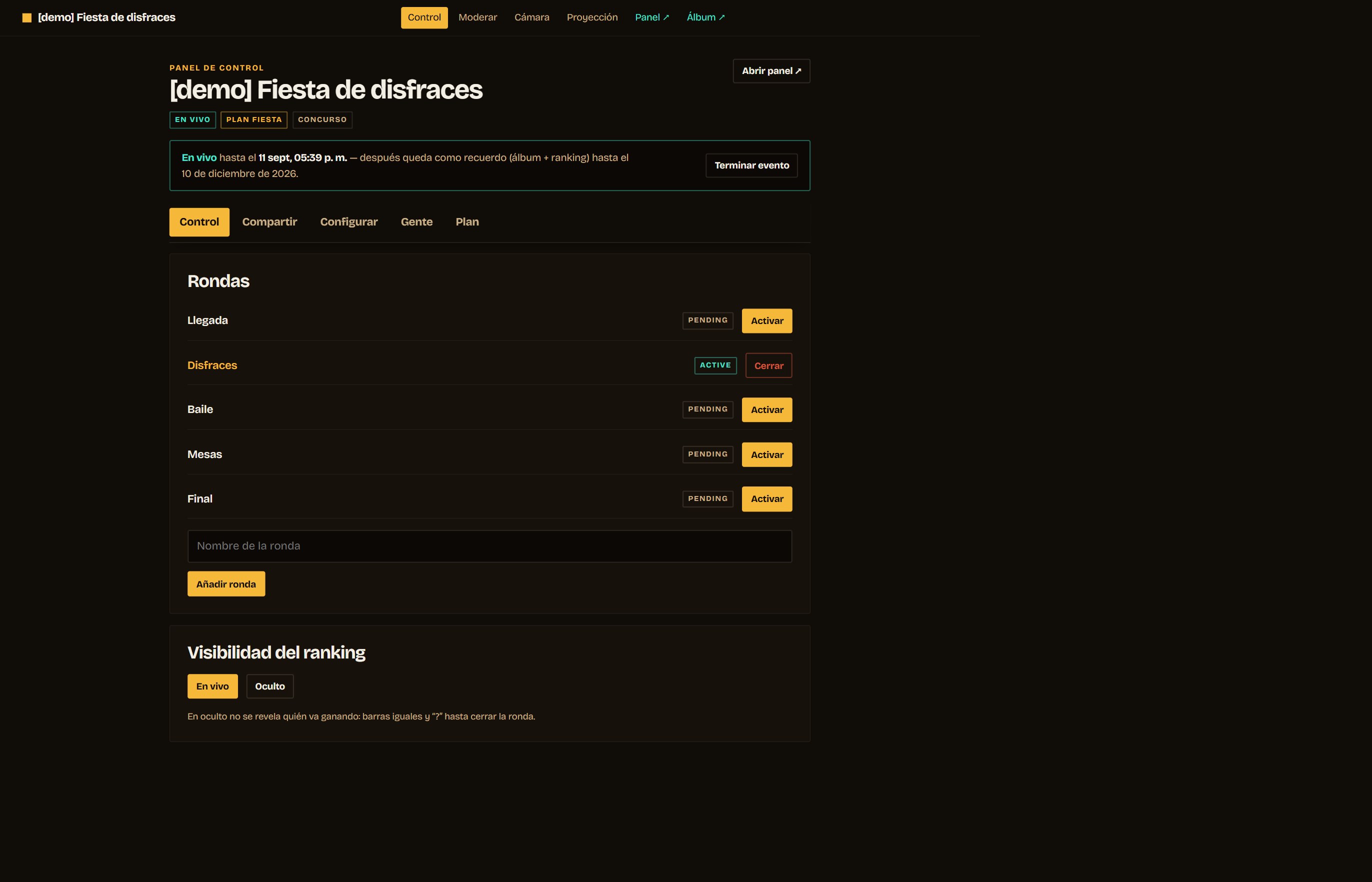 El panel de control: el nombre del evento con etiquetas de estado (en vivo, plan, tipo), una barra que dice hasta cuándo está en vivo el evento y hasta cuándo queda como recuerdo, y pestañas Control, Compartir, Configurar, Gente y Plan. La pestaña Control muestra la lista de rondas con botones para activar o cerrar cada una, y la visibilidad del ranking.
